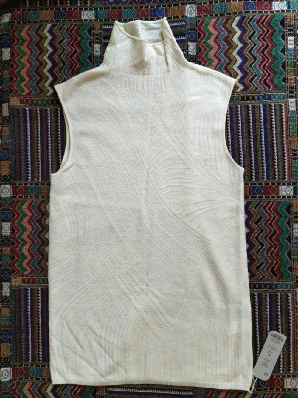 Neiwai's 100% wool sheer top with jacquard design